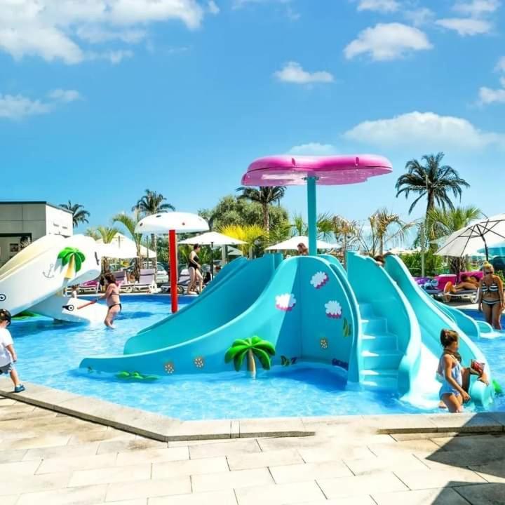 Alezzi Beach Resort Gorgeous Family Aparment Cu Piscina Navodari Bagian luar foto